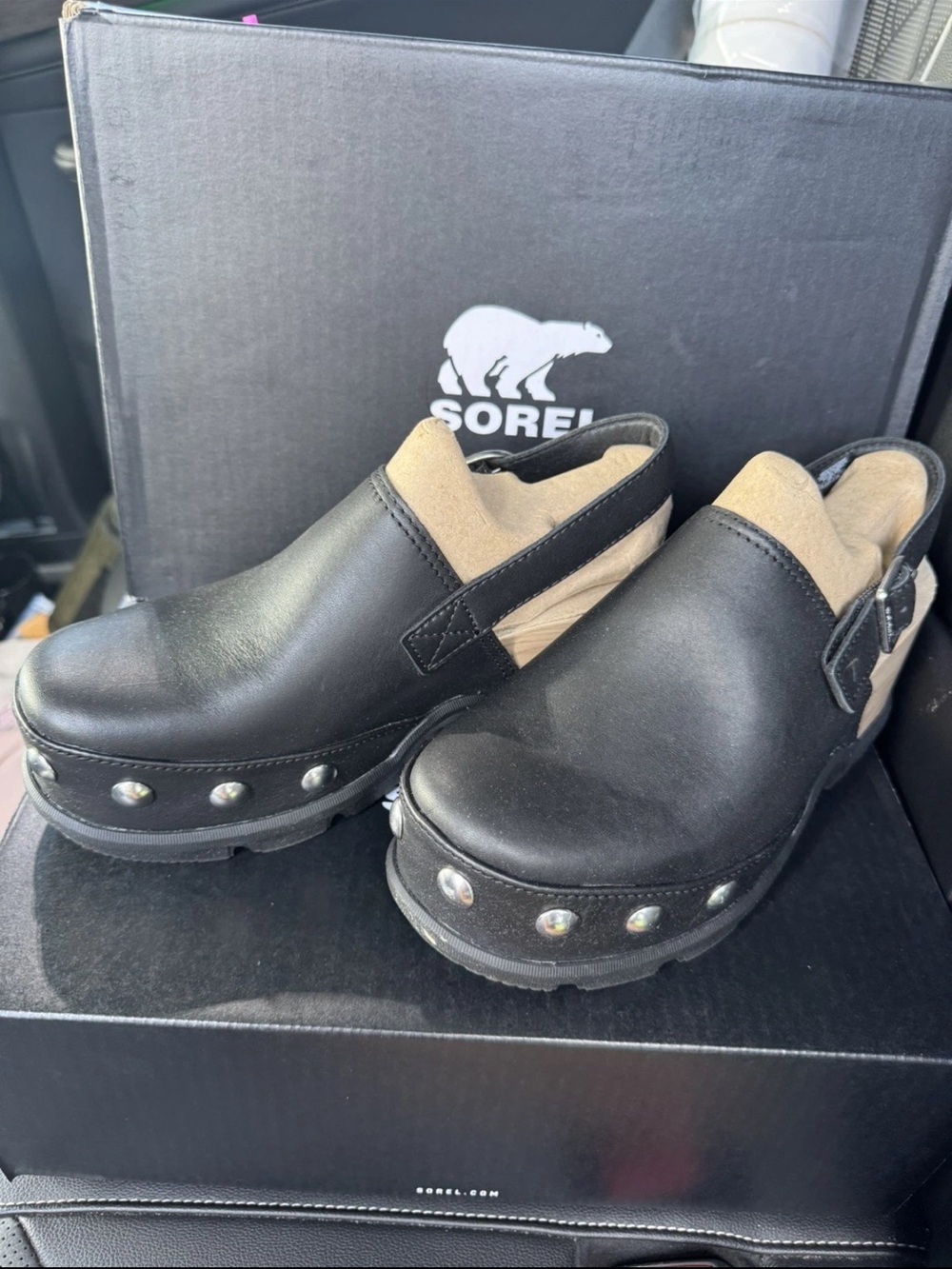 Sorel ROAM’N RVT Black and Tan Studded Leather Clogs size 8 NWOT